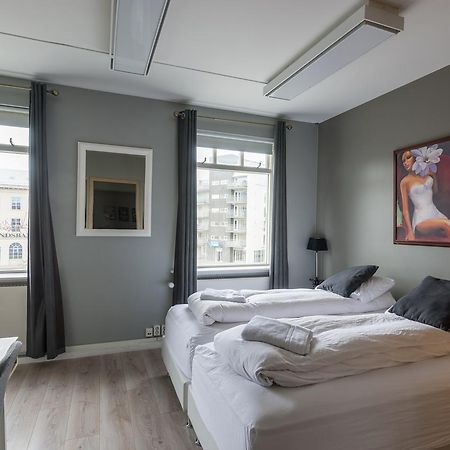 Town Square Guesthouse อาคูเรย์รี ภายนอก รูปภาพ