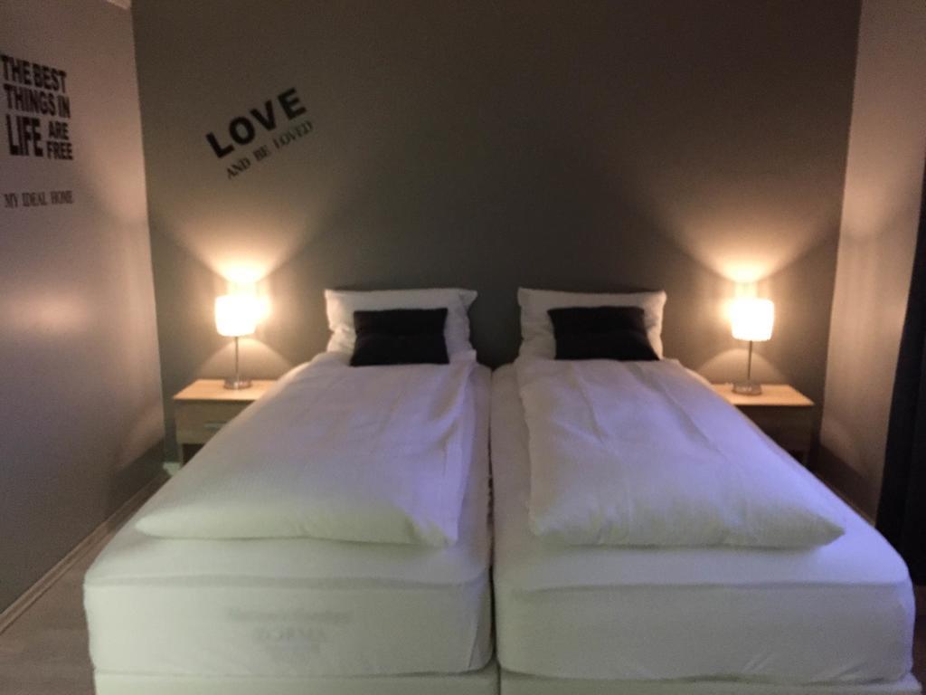 Town Square Guesthouse อาคูเรย์รี ภายนอก รูปภาพ