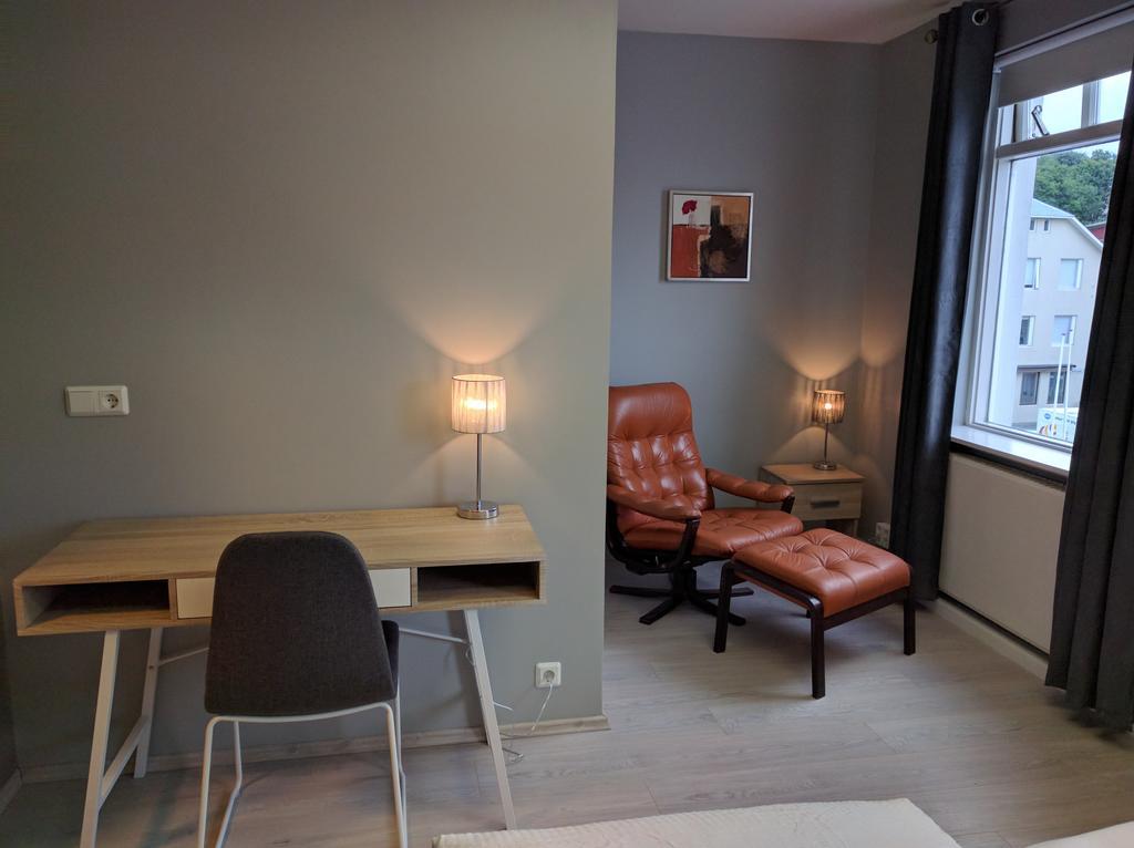 Town Square Guesthouse อาคูเรย์รี ภายนอก รูปภาพ