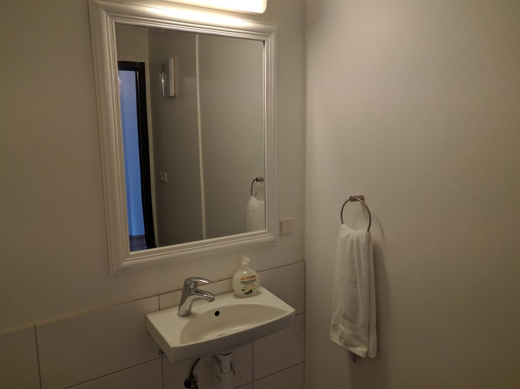Town Square Guesthouse อาคูเรย์รี ภายนอก รูปภาพ