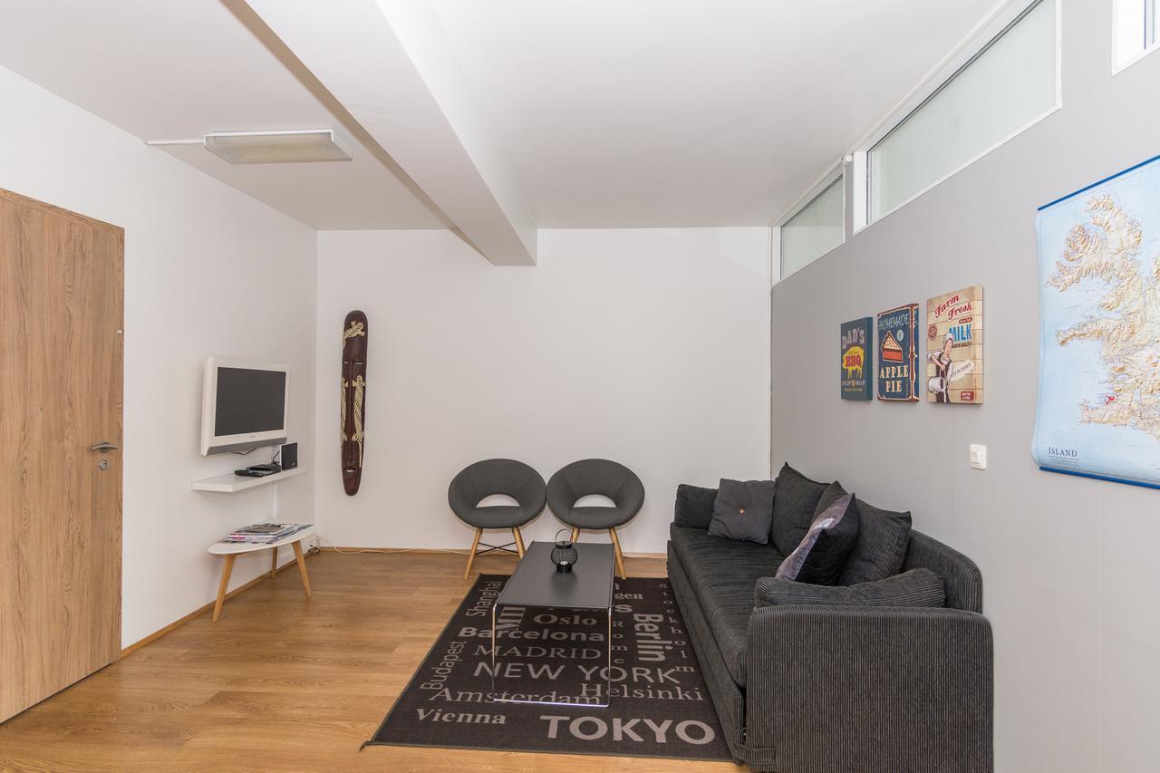 Town Square Guesthouse อาคูเรย์รี ภายนอก รูปภาพ