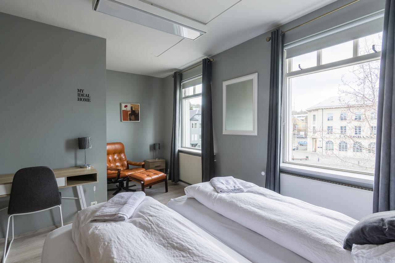 Town Square Guesthouse อาคูเรย์รี ภายนอก รูปภาพ