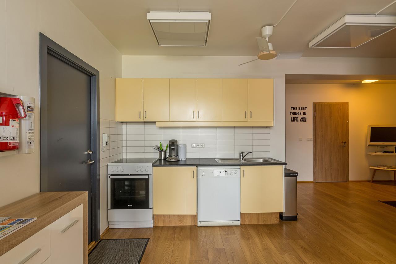 Town Square Guesthouse อาคูเรย์รี ภายนอก รูปภาพ