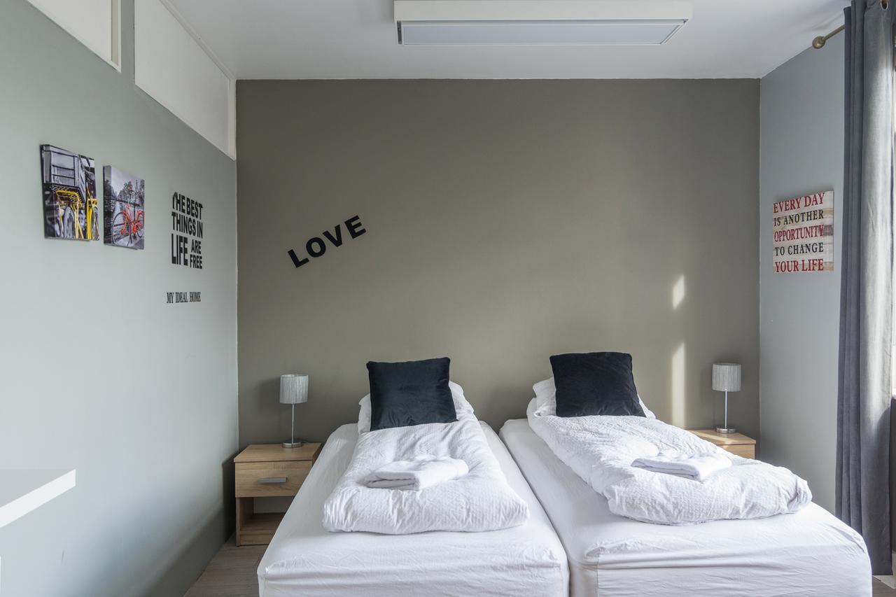Town Square Guesthouse อาคูเรย์รี ภายนอก รูปภาพ