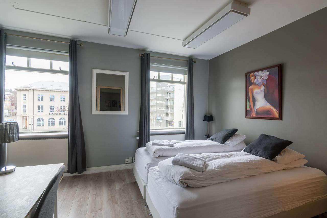 Town Square Guesthouse อาคูเรย์รี ภายนอก รูปภาพ