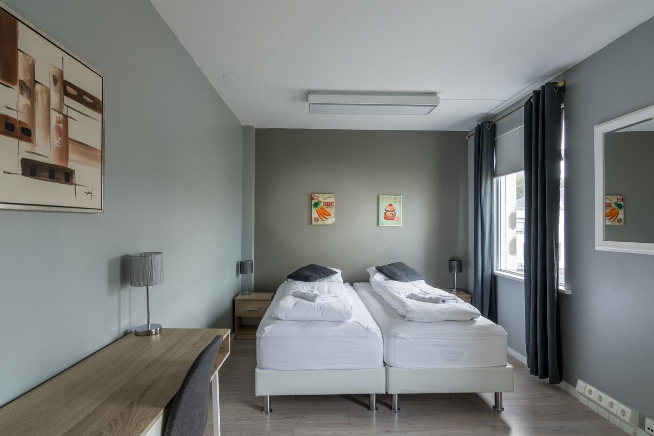 Town Square Guesthouse อาคูเรย์รี ภายนอก รูปภาพ